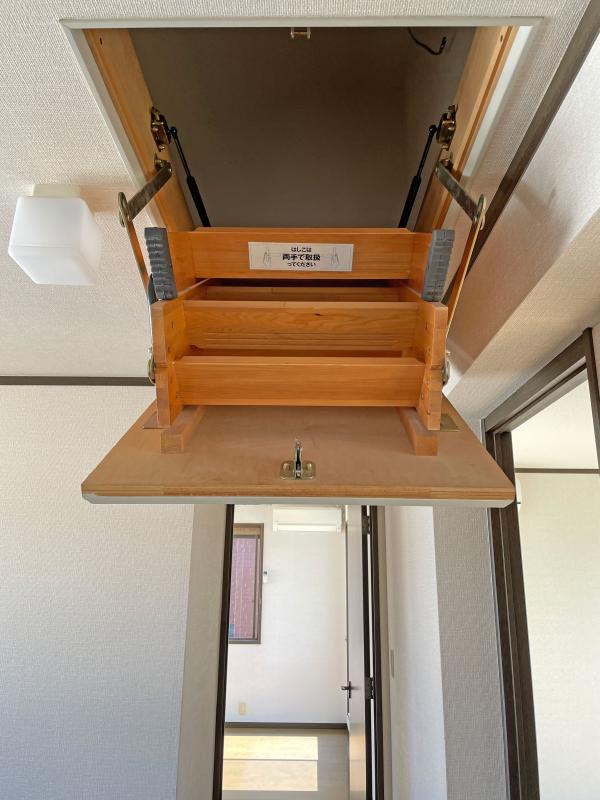 屋根裏はしごの画像