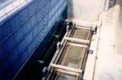 設置中の沈でん池傾斜板（富貴ヶ丘浄水場）の画像