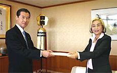 亀井市長から相談員の委嘱状を交付される広野氏の画像
