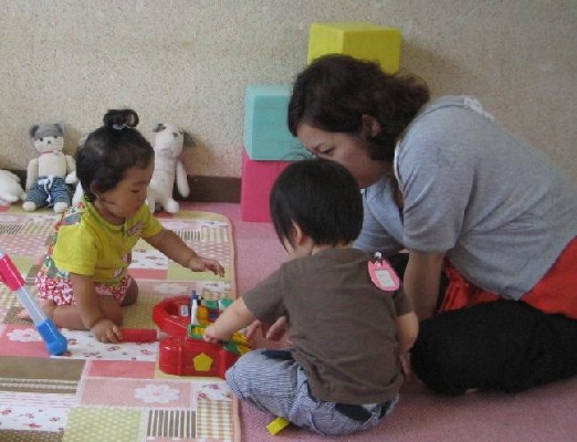 おもちゃで遊ぶ様子